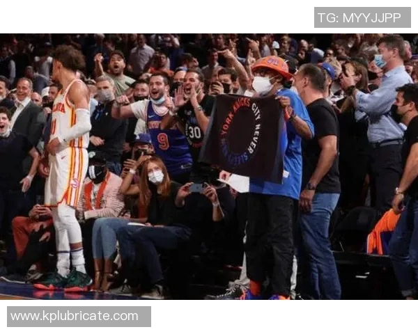 今晚足球赛激情四溢球迷齐聚一堂共庆精彩时刻